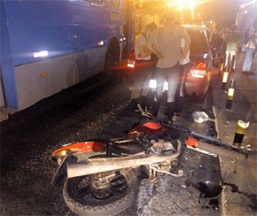 Suspeito de assalto morre ao colidir com ônibus no Centro de Teresina.(Imagem:CidadeVerde.com)