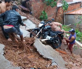 Moradores abandonam casas por medo de desabamento em Picos.(Imagem:Cidadeverde.com)