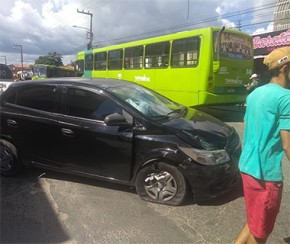 Dupla rouba carro, faz série de assaltos e se envolve em acidente.(Imagem:CidadeVerde.com)