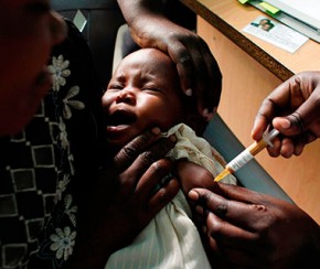 Teoria de que vacinas expõem a todo tipo de infecção é infundada, sugere estudo.(Imagem:AP Photo/Karel Prinsloo)