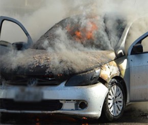 Carro pega fogo dentro da UFPI e assusta família e estudantes.(Imagem:Manoel Eduardo)
