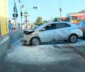 Carro desgovernado colide em bomba de combustível e causa princípio de incêndio.(Imagem:Reprodução)