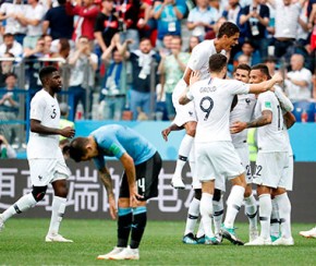 Goleiro do Uruguai leva frango e França avança para as semifinais da Copa.(Imagem:Damir Sagolj/Folhapress)