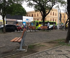 Mulher é atropelada por ônibus na avenida Frei Serafim e trânsito fica congestionado.(Imagem:César Piauilino/ TV Cidade Verde)