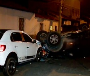 Pick up capota e condutora fica ferida em acidente no centro de Teresina.(Imagem:Cidadeverde.com)