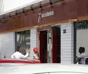 Bandidos escalam muro e explodem Banco do Nordeste em Teresina.(Imagem:Cidadeverde.com)