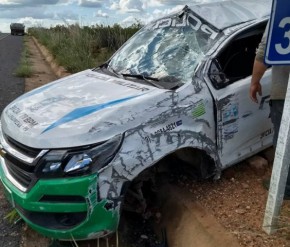 Viatura com guarnição da Polícia Militar capota na BR-235.(Imagem:Tony Santos)