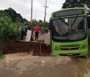Ônibus cai em buraco após vazamento em tubulação da Agespisa.(Imagem:Cidadeverde.com)