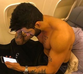 Gusttavo Lima fica sem camisa em avião e esposa questiona.(Imagem:Instagram)