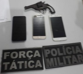 Arma e celulares apreendidos pela PM.(Imagem:Divulgação)