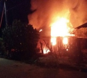 Residência é destruída durante incêndio em Floriano.(Imagem:Reprodução / WhatsApp)