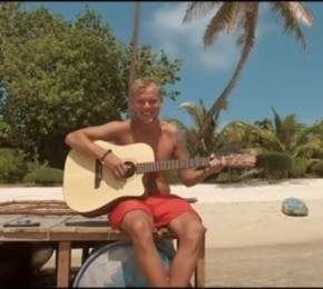 DJ Avicii aparece em imagens inéditas em clipe de Heaven, feita em parceria com Chris Martin.(Imagem:Divulgação)