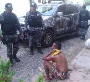 Suspeito de assalto detido com revólver é agredido por populares.(Imagem:Polícia Militar)
