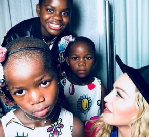 Madonna curte as filhas antes de festa na casa de Angélica e Huck.(Imagem:Revista Glamour)