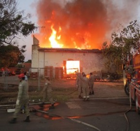 Depósito pega fogo com mais de 5 mil sinucas e prejuízo pode chegar a R$ 2,5 milhões(Imagem:Cidadeverde.com)