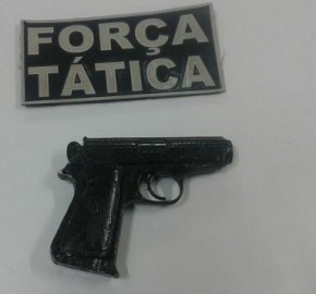 Menores são apreendidos pela PM com simulacro de arma de fogo.(Imagem:Divulgação)