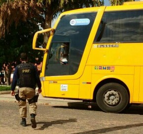 PRF flagra ônibus transportando eleitores para votar no interior do Piauí.(Imagem:DivulgaçãoPRF)