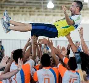 Giuliano Ramos é levantado pelos jogadores após medalha de ouro.(Imagem:Washington Alves)