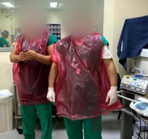Médicos vestem sacos plásticos como proteção no atendimento aos pacientes no Hospital Salgado Filho(Imagem:Reprodução/TV Globo)