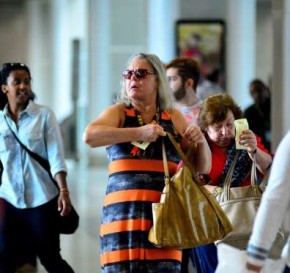 Mais cheinha e sem make, Vera Fischer aparece irreconhecível em aeroporto carioca.(Imagem:MSN)