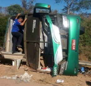 Ônibus de turismo tomba na BR-135 e deixa pelo menos nove mortos(Imagem:Cidadeverde.com)