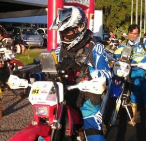 pilotos de motos se preparam para a largada no segundo dia de prova.(Imagem:Ravi Cordão)