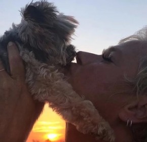 Xuxa divide opiniões na web ao beijar boca de cachorro.(Imagem:Instagram)