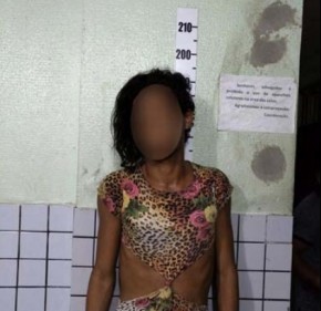 Travesti é presa suspeita de vender drogas.(Imagem:Divulgação/Polícia Militar)