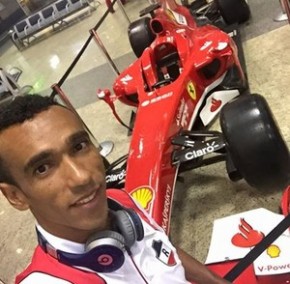 Selfie: Edu ao lado de Ferrari em conexão na cidade de Campinas.(Imagem:Reprodução/Facebook)