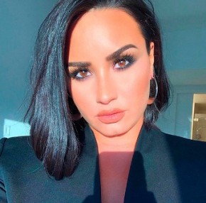 Após troca de farpas, Demi Lovato parabeniza Taylor Swift por 