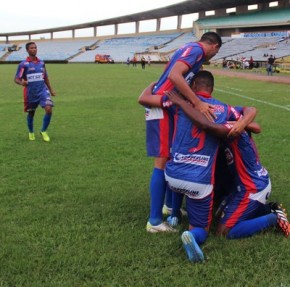 Jogadores do Piauí abraçam Fabiano após gol de empate.(Imagem: Abdias Bideh/GloboEsporte.com)