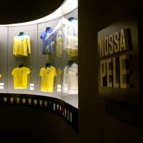 Evolução das camisas da Seleção são exibidas em um dos salões do museu da seleção brasileira.(Imagem:Thiago Barros)