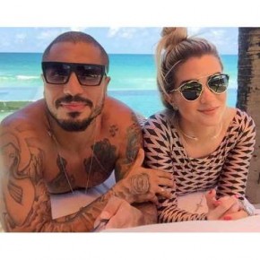 Após casamento, Aline Gotschalg e Fernando Medeiros curtem lua de mel em praia.(Imagem:Reprodução, Instagram)