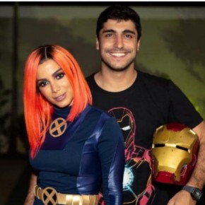 Anitta e Thiago Magalhães vestidos de super-heróis na festa de aniversário do empresário.(Imagem:Reprodução/Instagram)