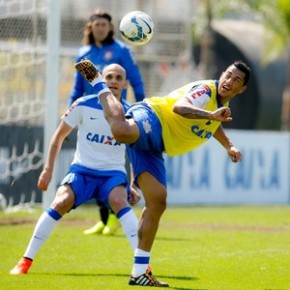 Cássio (ao fundo) Fabio Santos e Ralf: três dos remanescentes do título mundial do Corinthians.(Imagem:Daniel Augusto Jr / Agência Corinthians)