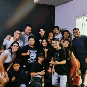 Caio Castro com a família e amigos no Natal (Imagem:Reprodução/Instagram)