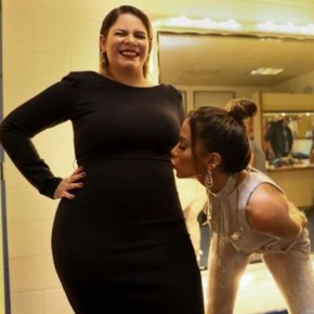 Grávida, Marília Mendonça ganha beijo de Anitta na barriga.(Imagem:Instagram)