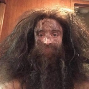 Daniel Radcliffe surge com barba e cabelos compridos e é comparado a Hagrid.(Imagem:Instagram)