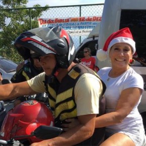Susana Vieira chega de mototáxi na comunidade do Vidigal e distribui presentes.(Imagem:MSN)