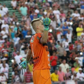 Goleiro Giovani reclama após ser atingido por laser.(Imagem: Emanuele Madeira/GloboEsporte.com)