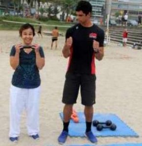 Com esclerose múltipla, Claudia Rodrigues sorri em treino funcional na praia(Imagem:Divulgação)