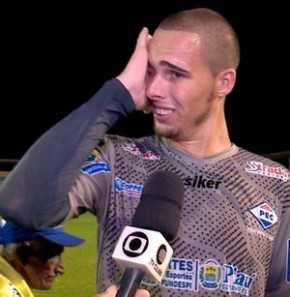 Goleiro Lucas, do Piauí, se emociona.(Imagem:Moacir Neto/TV Clube)