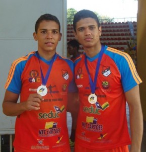 Ramon Avelino Monteiro (à direita) é convocado para treinar com a seleção juvenil em Blumenau.(Imagem:Arquivo Pessoal)