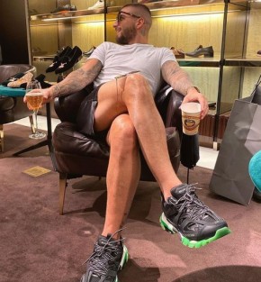 Maluma é chamado de gay por aparecer de pernas cruzadas em foto.(Imagem:Instagram)