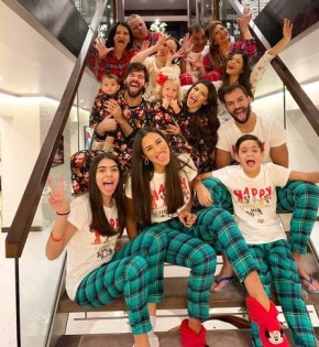 O goleiro Alisson Becker com a família de pijama no Natal(Imagem:Reprodução/Instagram)