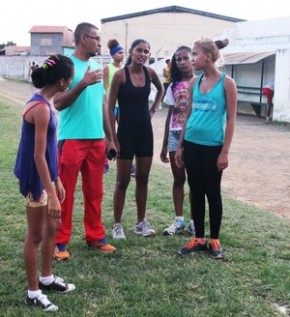 Técnico José Nilson com alunas no estádio Miguel Lima, local onde Joelma começou no atletismo.(Imagem:Emanuele Madeira)