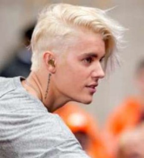 Justin Bieber muda visual e exibe cabelo platinado na TV.(Imagem:MSN)