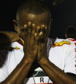 Fabinho emocionado após fazer dois gols na vitória por 3 a 0.(Imagem: Emanuele Madeira)