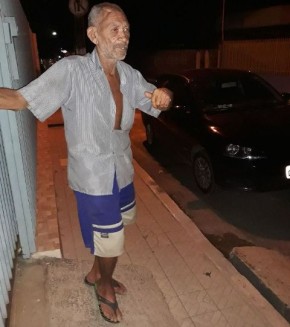 Abandonado pela família, idoso vaga sem destino no centro de Floriano.(Imagem:Maryna Reis )
