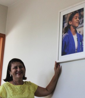 Dona Olindina mostra foto de Sarah Menezes.(Imagem: Wenner Tito)